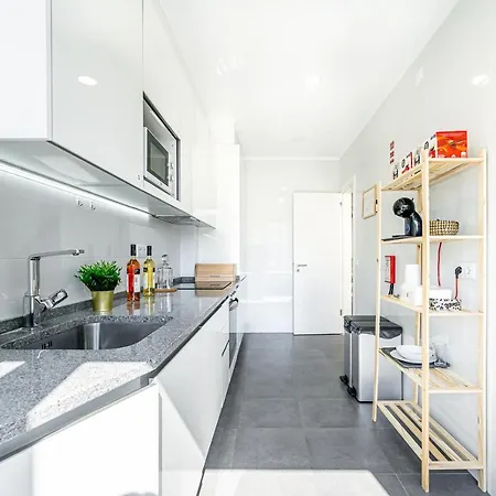 Two Bedroom Close To Train Station By Lisbon With Sintra Queluz