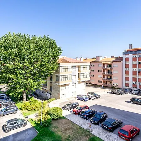 Two Bedroom Close To Train Station By Lisbon With Sintra Queluz
