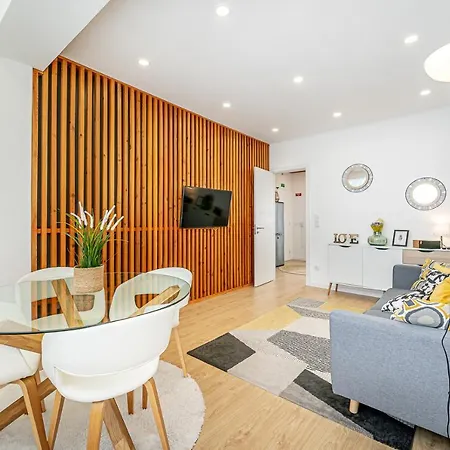 Апартаменты Two Bedroom Close To Train Station By Lisbon With Sintra Келуш