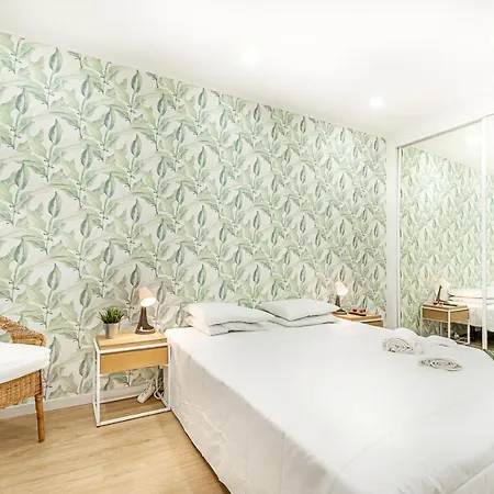 Апартаменты Two Bedroom Close To Train Station By Lisbon With Sintra Келуш