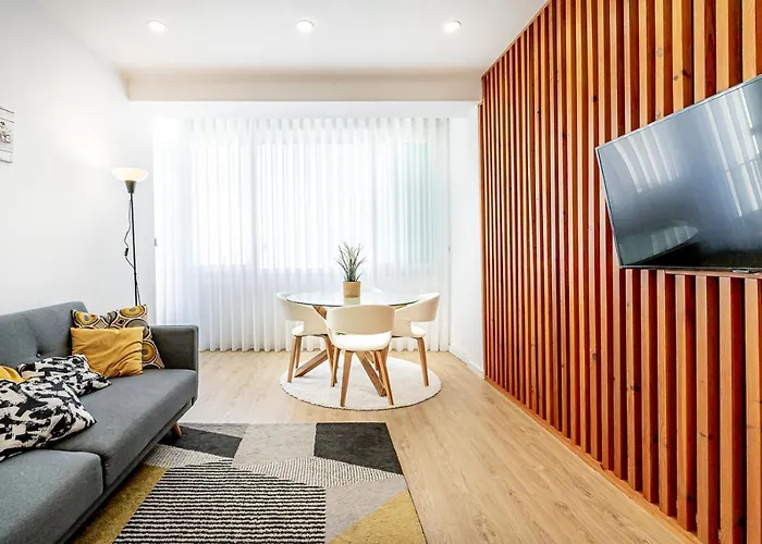 Two Bedroom Close To Train Station By Lisbon With Sintra * Queluz